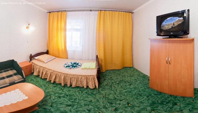 Объявления Крыма Судак. Продам Жилой дом для круглогодичного проживания большой семьи и ведения  гостевого бизнеса. Цена: 480000р.